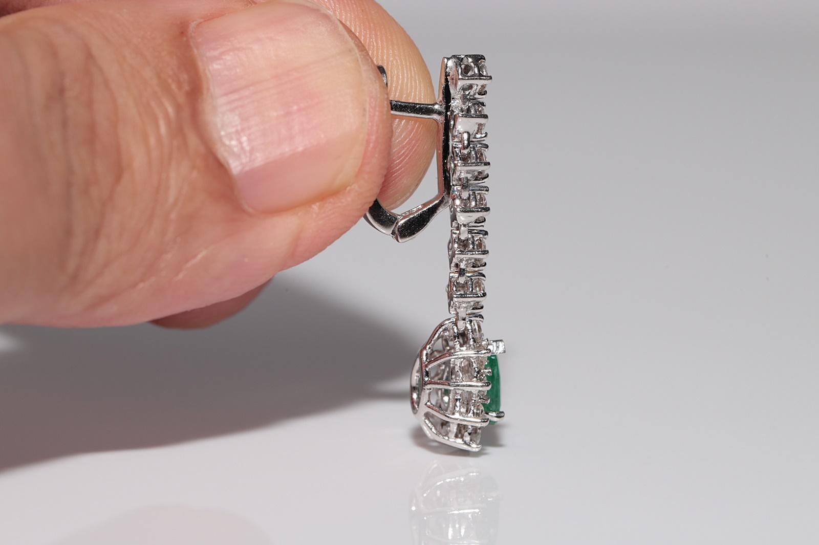 Boucle d'oreille pendante en or 18k ornée de diamants naturels et d'émeraudes en vente 1