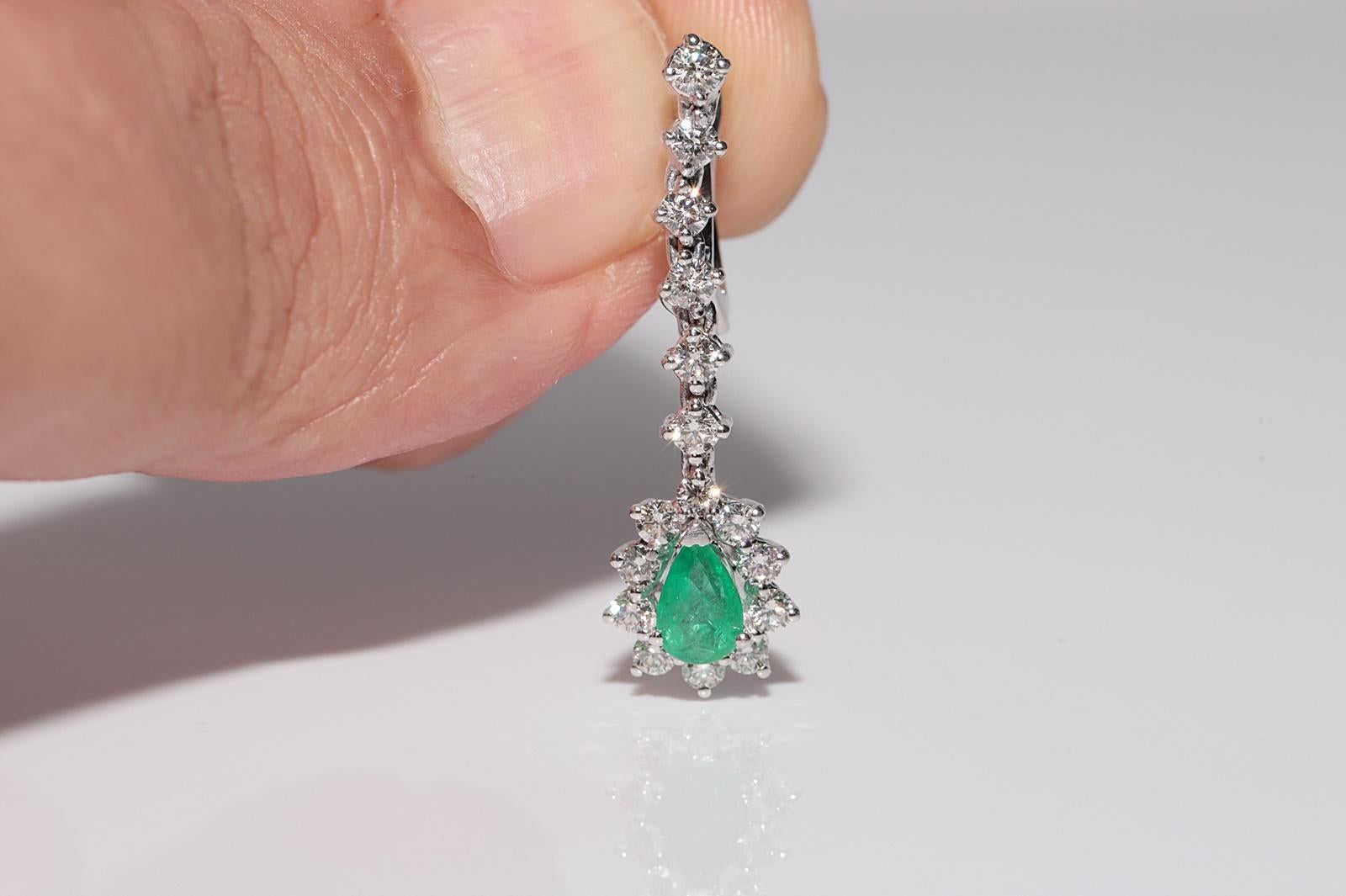 Boucle d'oreille pendante en or 18k ornée de diamants naturels et d'émeraudes en vente 3