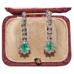 Boucle d'oreille pendante en or 18k ornée de diamants naturels et d'émeraudes