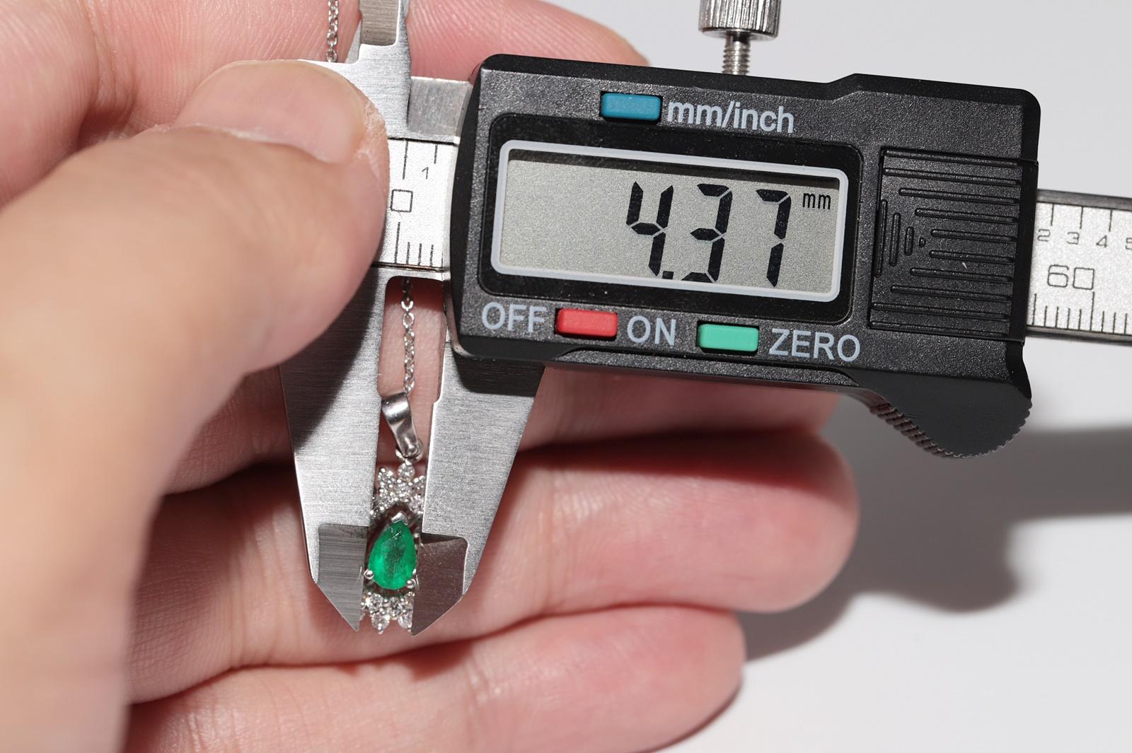 18 Karat Gold Natürlicher Diamant und Smaragd verzierter Anhänger Halskette im Angebot 4