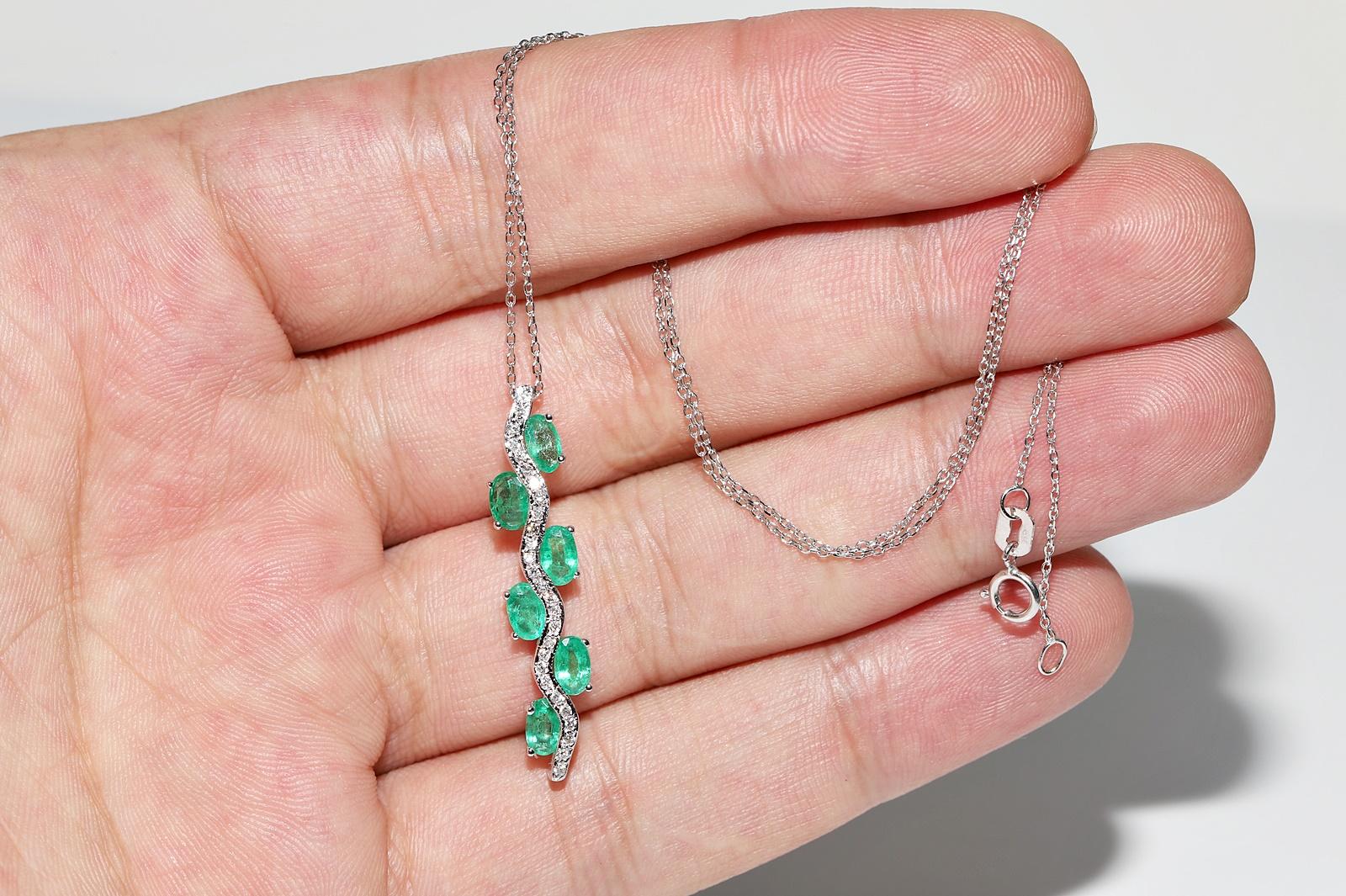 Collana con ciondolo decorato con diamanti naturali e smeraldi in oro 18k in vendita 4