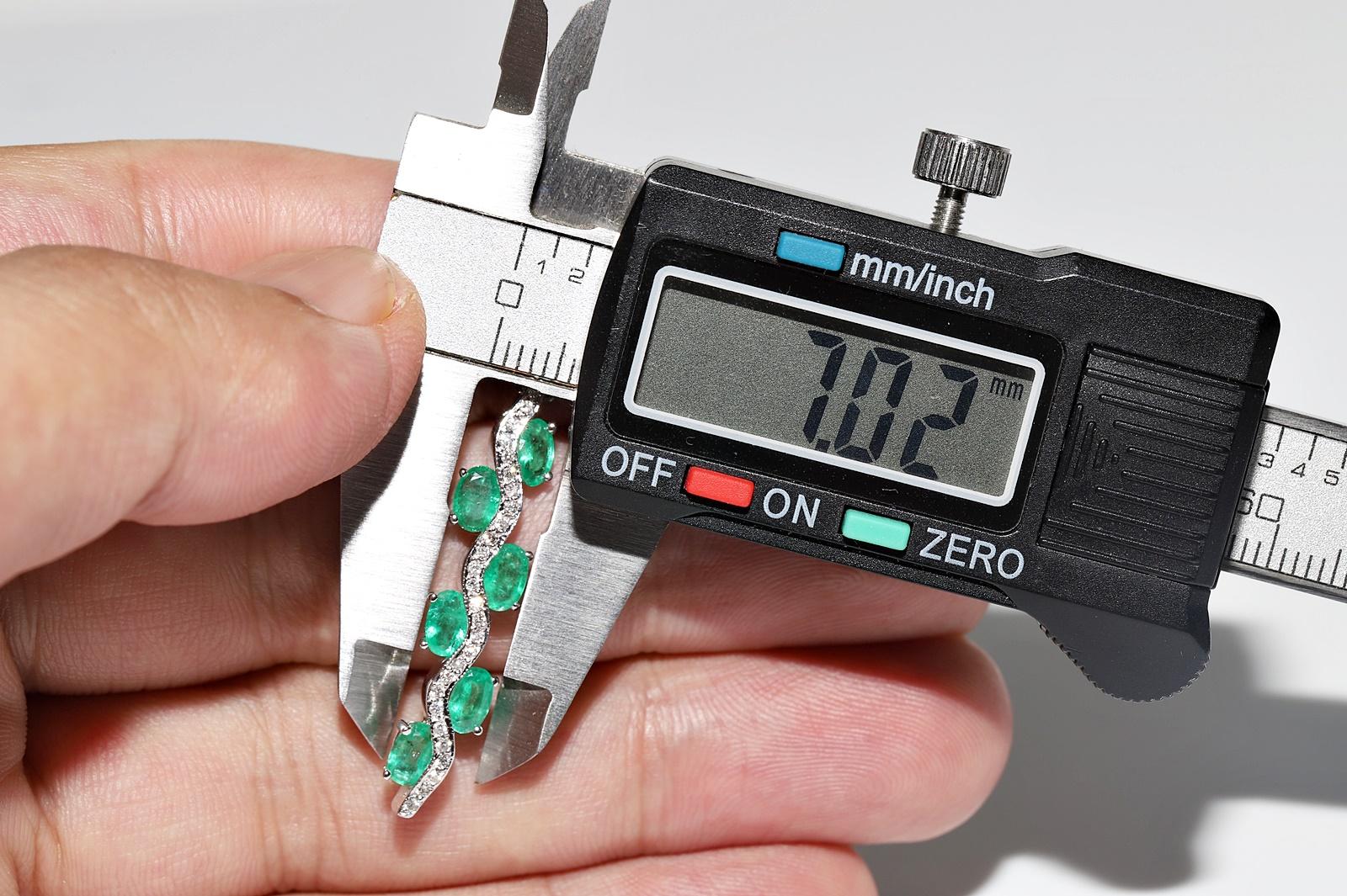 Collana con ciondolo decorato con diamanti naturali e smeraldi in oro 18k in vendita 6