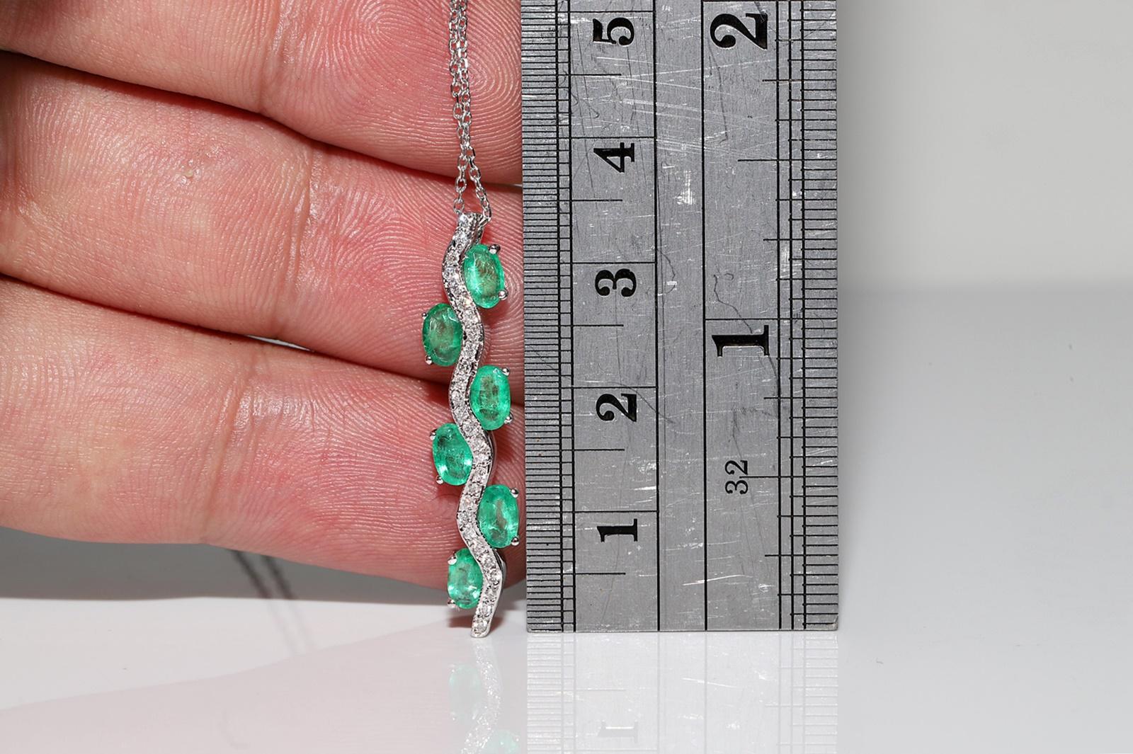 Collana con ciondolo decorato con diamanti naturali e smeraldi in oro 18k in vendita 7