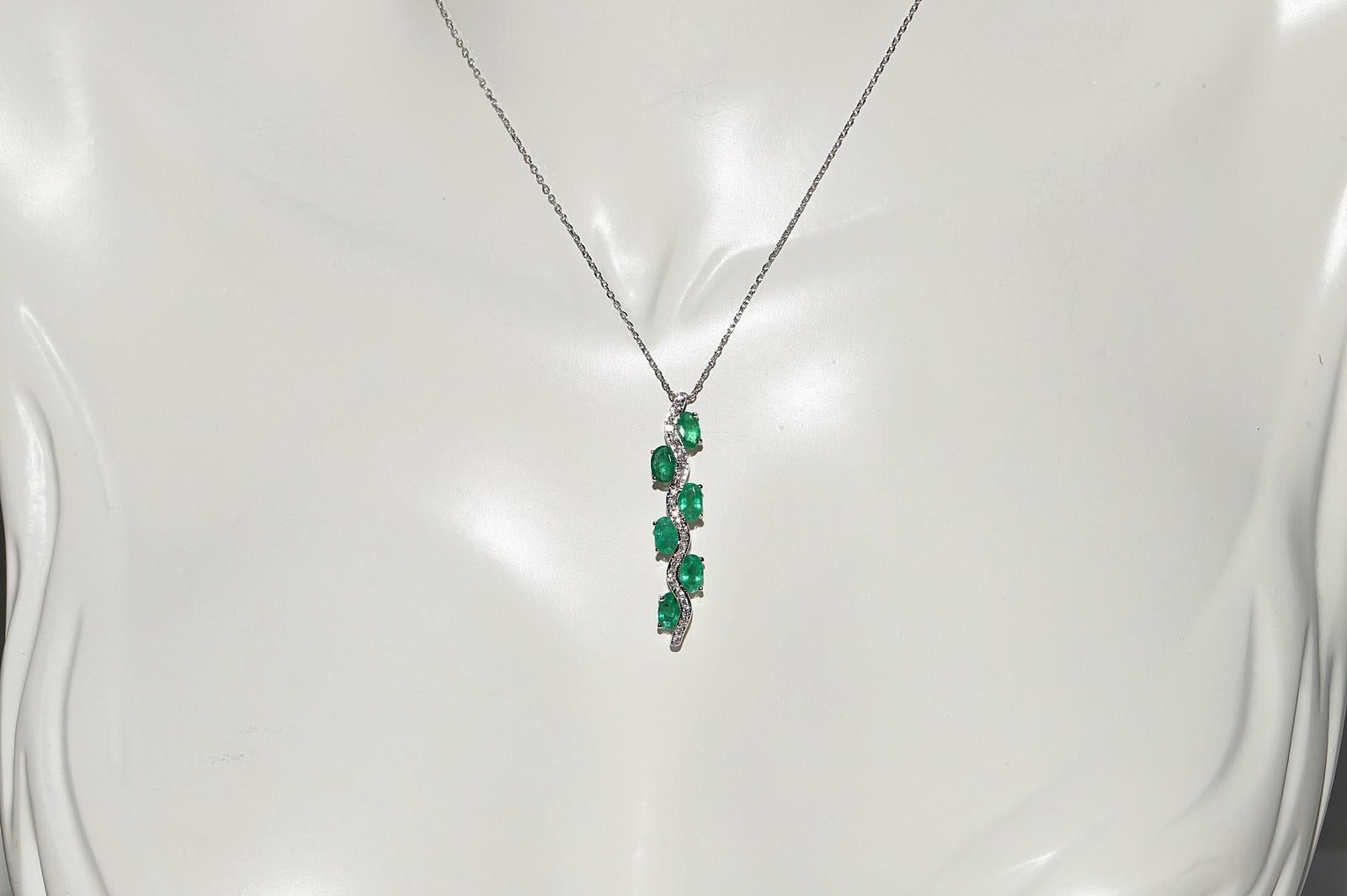 Collana con ciondolo decorato con diamanti naturali e smeraldi in oro 18k in vendita 8