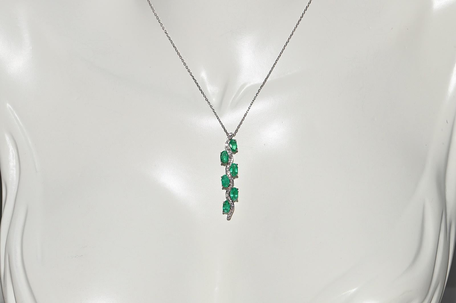 Moderno Collana con ciondolo decorato con diamanti naturali e smeraldi in oro 18k in vendita