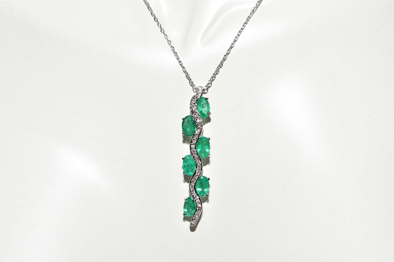 Taglio brillante Collana con ciondolo decorato con diamanti naturali e smeraldi in oro 18k in vendita