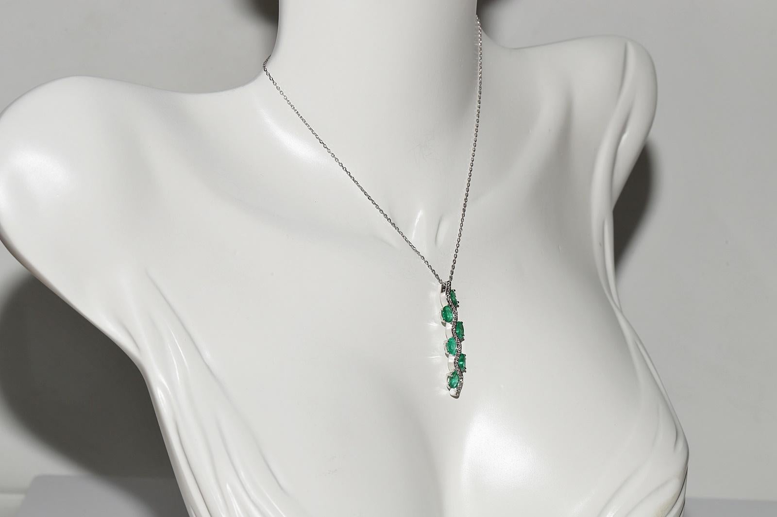 Collana con ciondolo decorato con diamanti naturali e smeraldi in oro 18k In condizioni buone in vendita a Fatih/İstanbul, 34