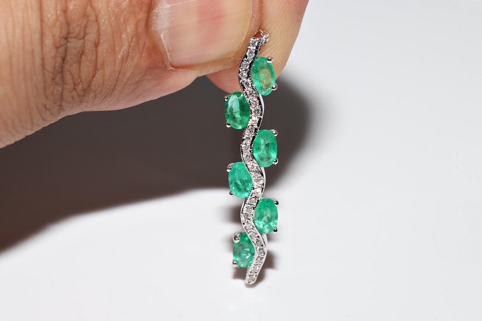 Donna Collana con ciondolo decorato con diamanti naturali e smeraldi in oro 18k in vendita