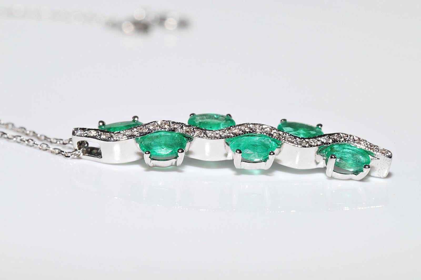 Collana con ciondolo decorato con diamanti naturali e smeraldi in oro 18k in vendita 1