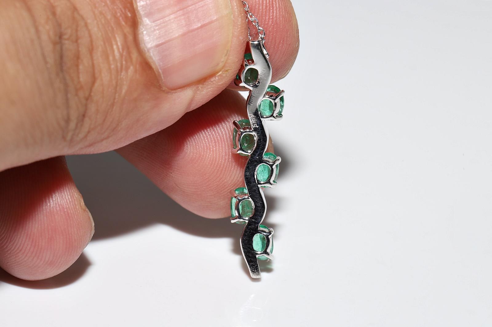 Collana con ciondolo decorato con diamanti naturali e smeraldi in oro 18k in vendita 2