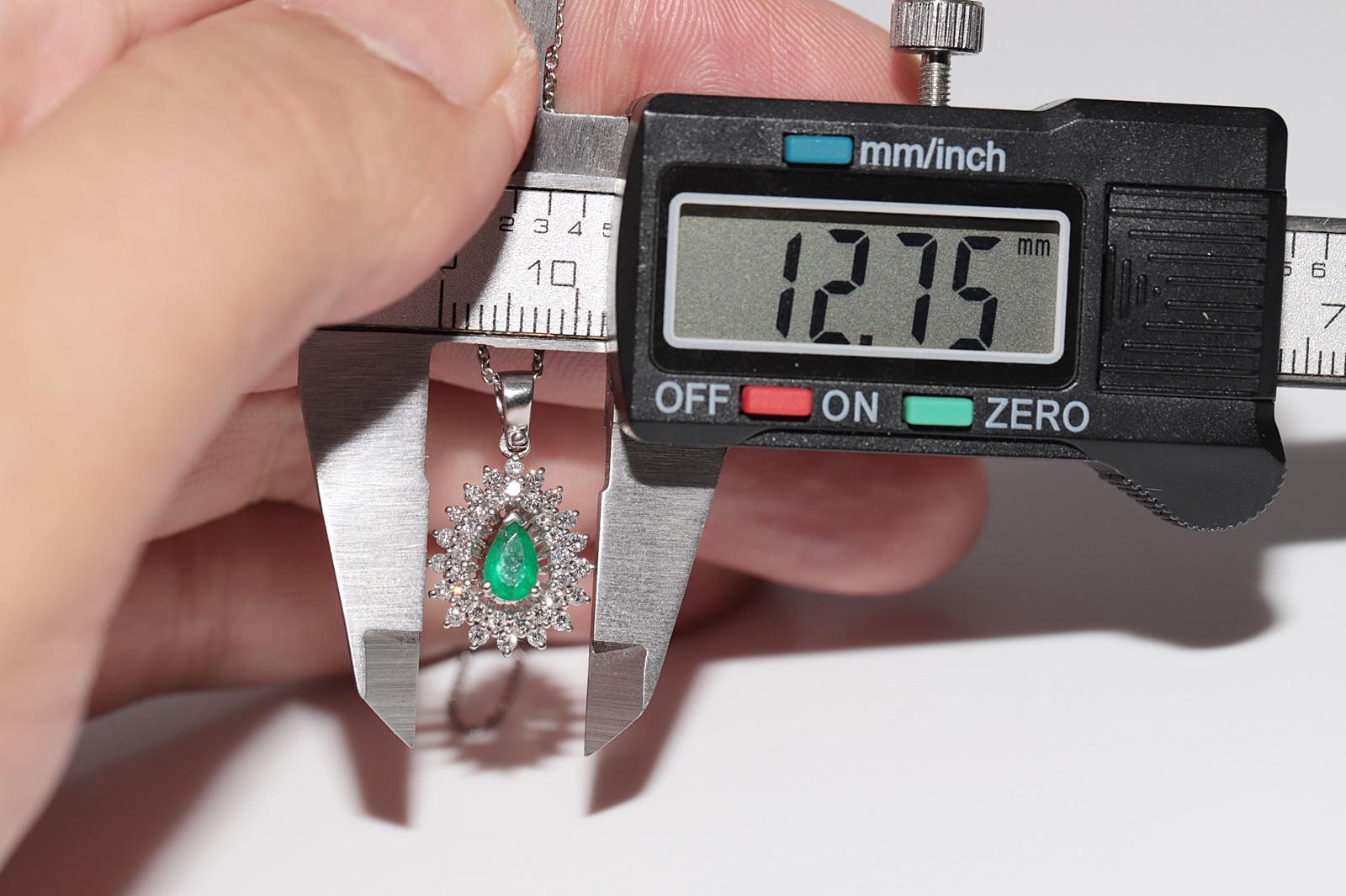 18 Karat Gold Natürlicher Diamant und Smaragd verzierter Anhänger Halskette im Angebot 3