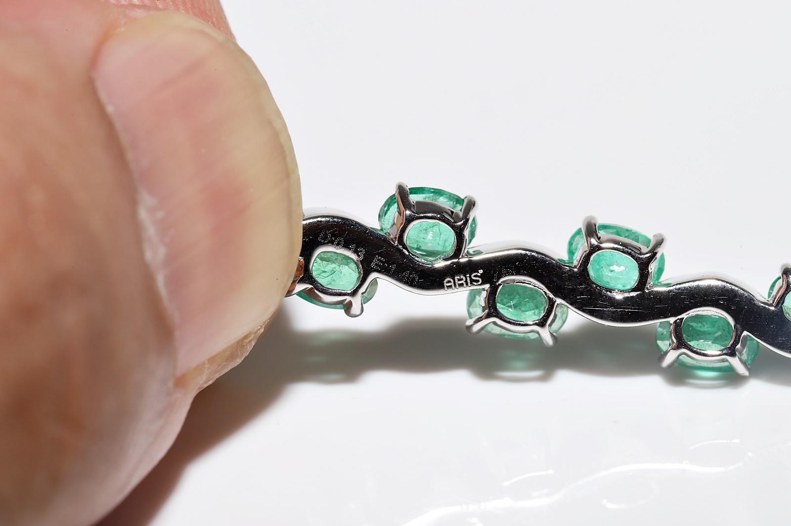 Collana con ciondolo decorato con diamanti naturali e smeraldi in oro 18k in vendita 3