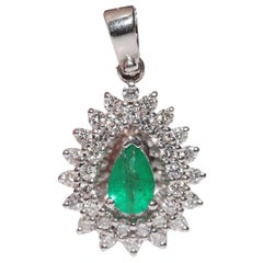 Collana con ciondolo decorato con diamanti naturali e smeraldi in oro 18k