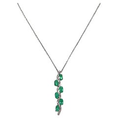 Collier pendentif en or 18k orné de diamants naturels et d'émeraudes