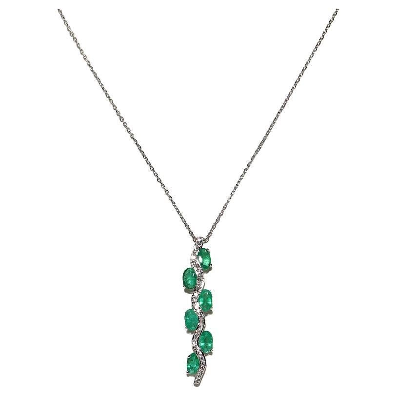 18k Gold Natural Diamond And Emerald Decorated Pendant Necklace