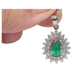 18k Gold Natural Diamond And Emerald Decorated Pendant Necklace