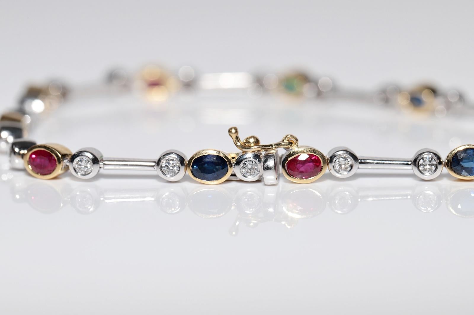 Tennisarmband aus 18 Karat Gold mit natürlichen Diamanten und Smaragden, Saphiren und Rubinen im Angebot 4