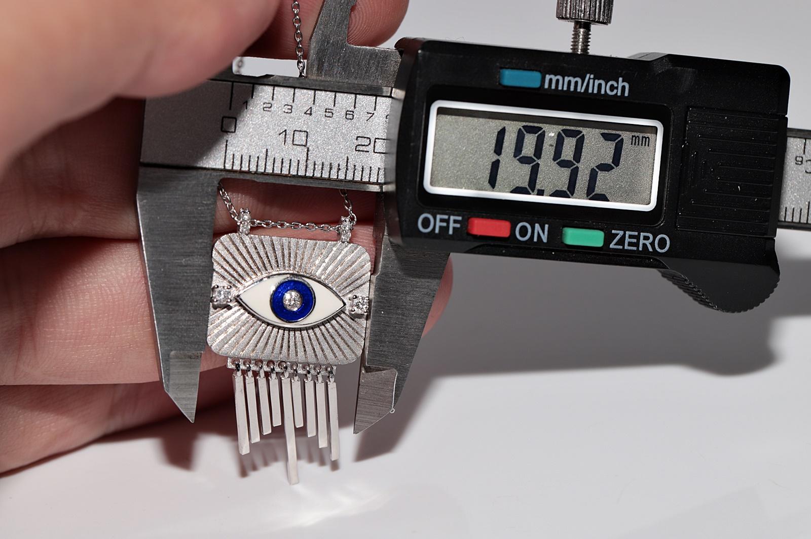 Collana con ciondolo decorato con diamanti naturali e smalto in oro 18k in vendita 6