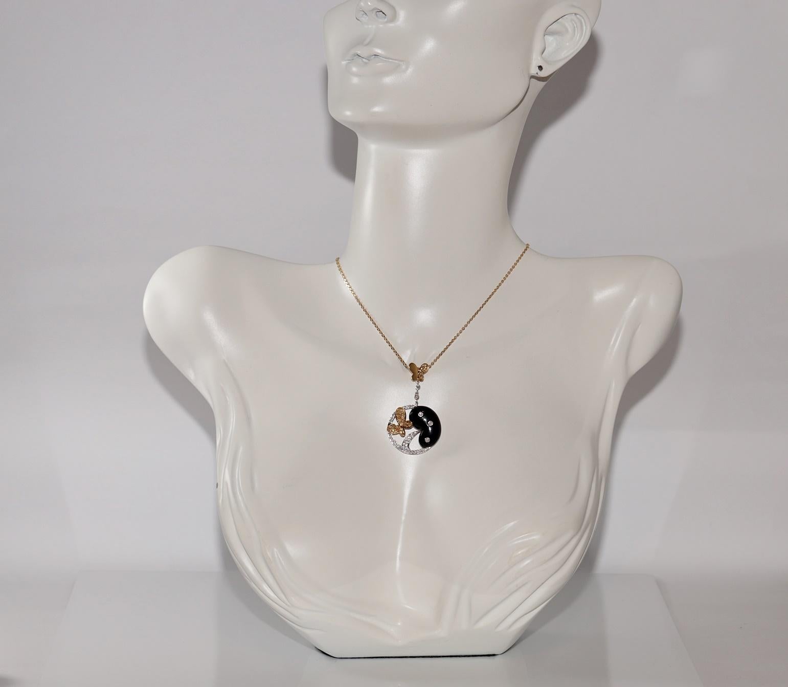 In very good condition.
Total weight is 9.9 grams.
Totally is white diamond 0.48 ct.
Totally is yellow diamond 0.38 ct.
The white diamond is has G-H color and vvs-vs clarity.
Total lenght is chain 42 cm.
Please contact for any questions.
