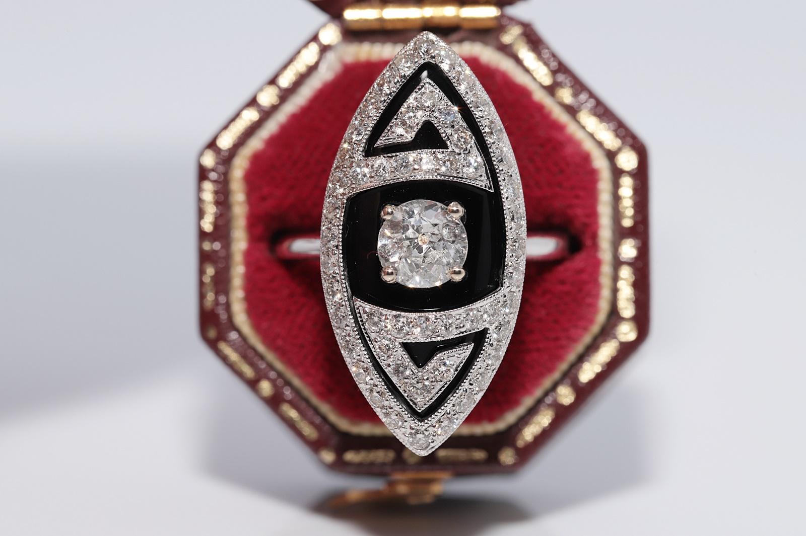 
In ottime condizioni.
Il peso totale è di 6 grammi.
Il diamante principale è di tipo antico da 0.63 carati.
Il diamante principale, di taglio antico, ha colore I e purezza s3.
Totalmente è un diamante a taglio brillante laterale da 0.50 ct.
La