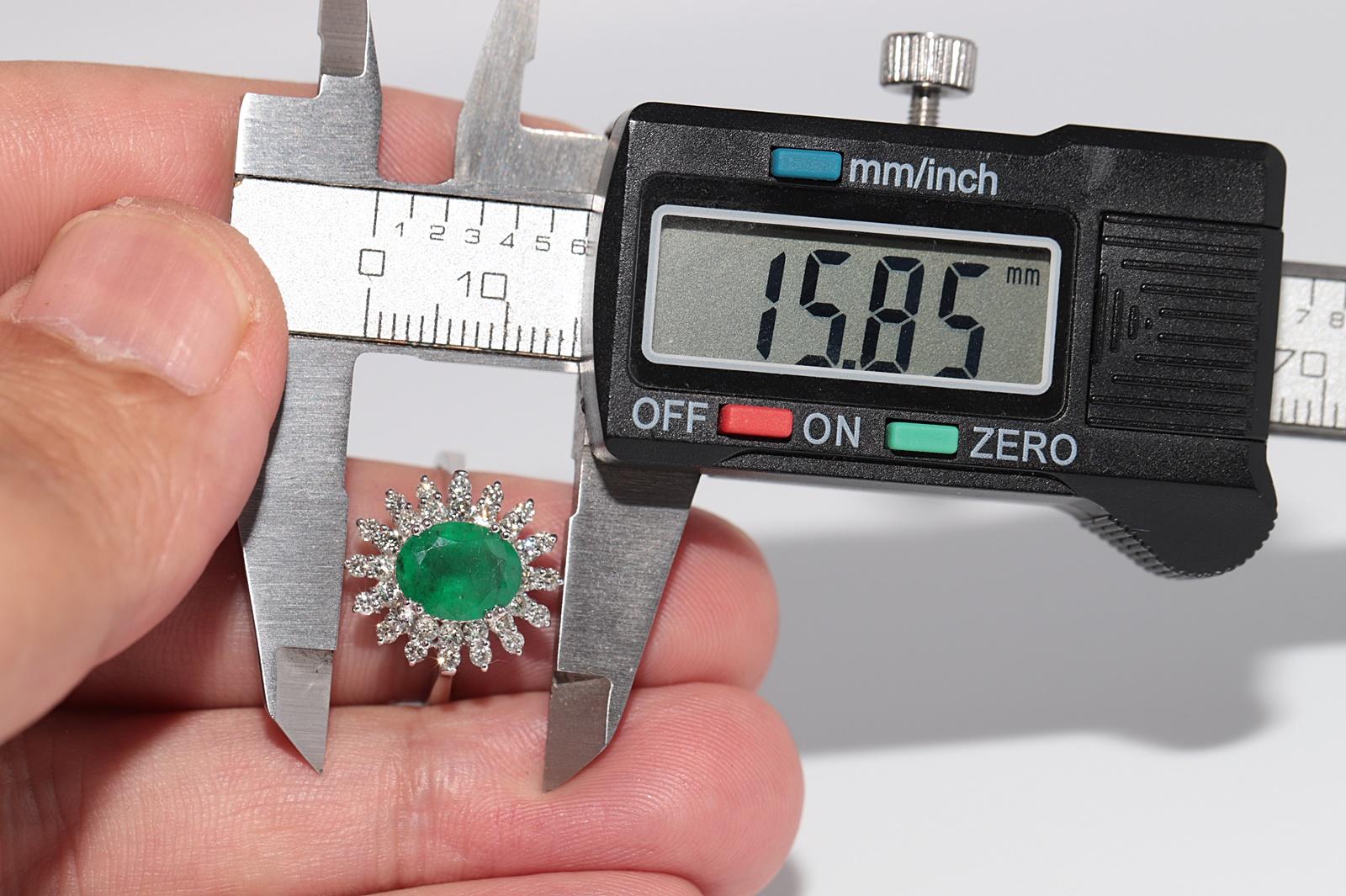 18k Gold Natürlicher Diamant und Smaragd im Ovalschliff Dekorierter Cocktailring im Angebot 10