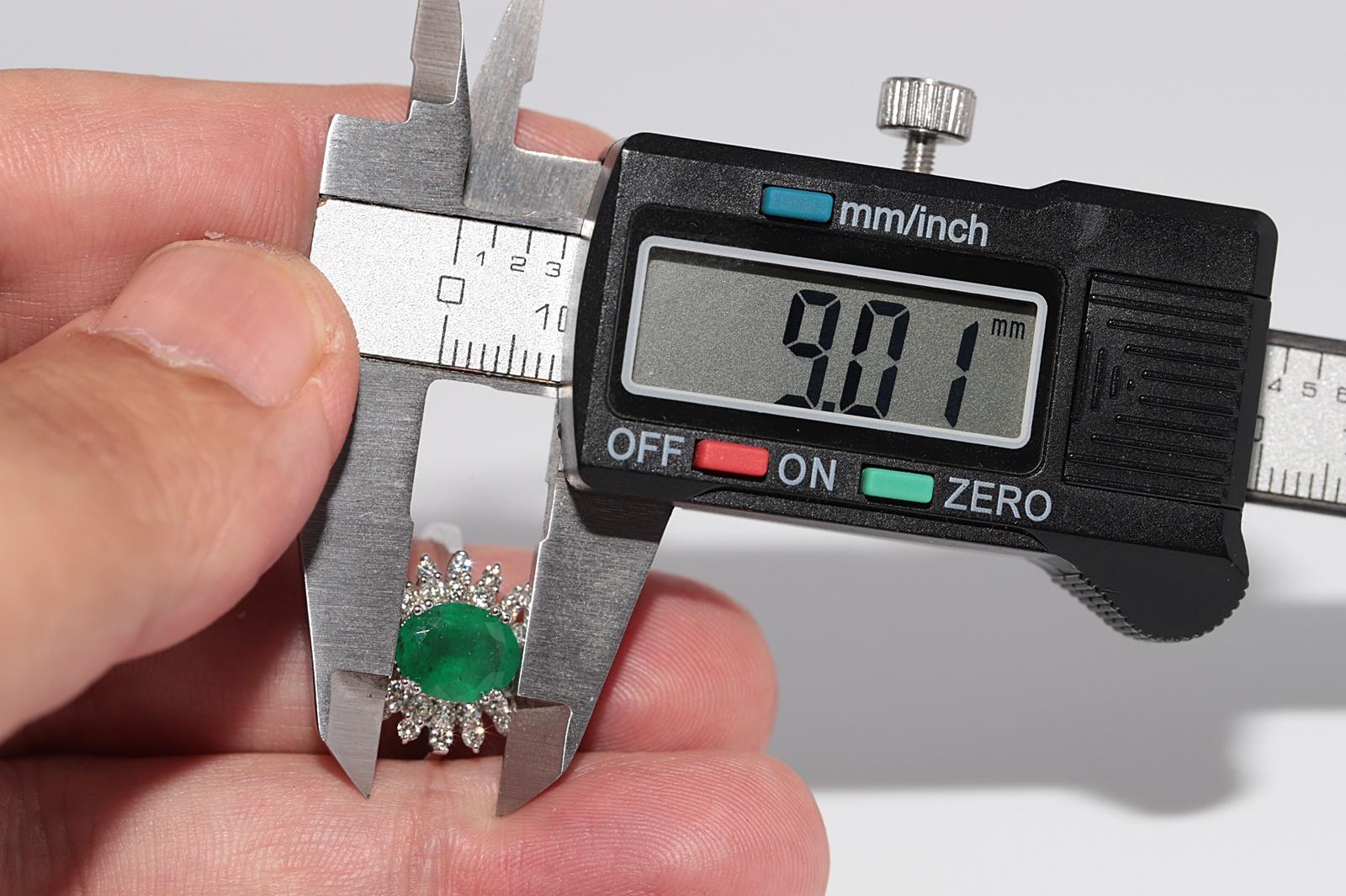 18k Gold Natürlicher Diamant und Smaragd im Ovalschliff Dekorierter Cocktailring im Angebot 11