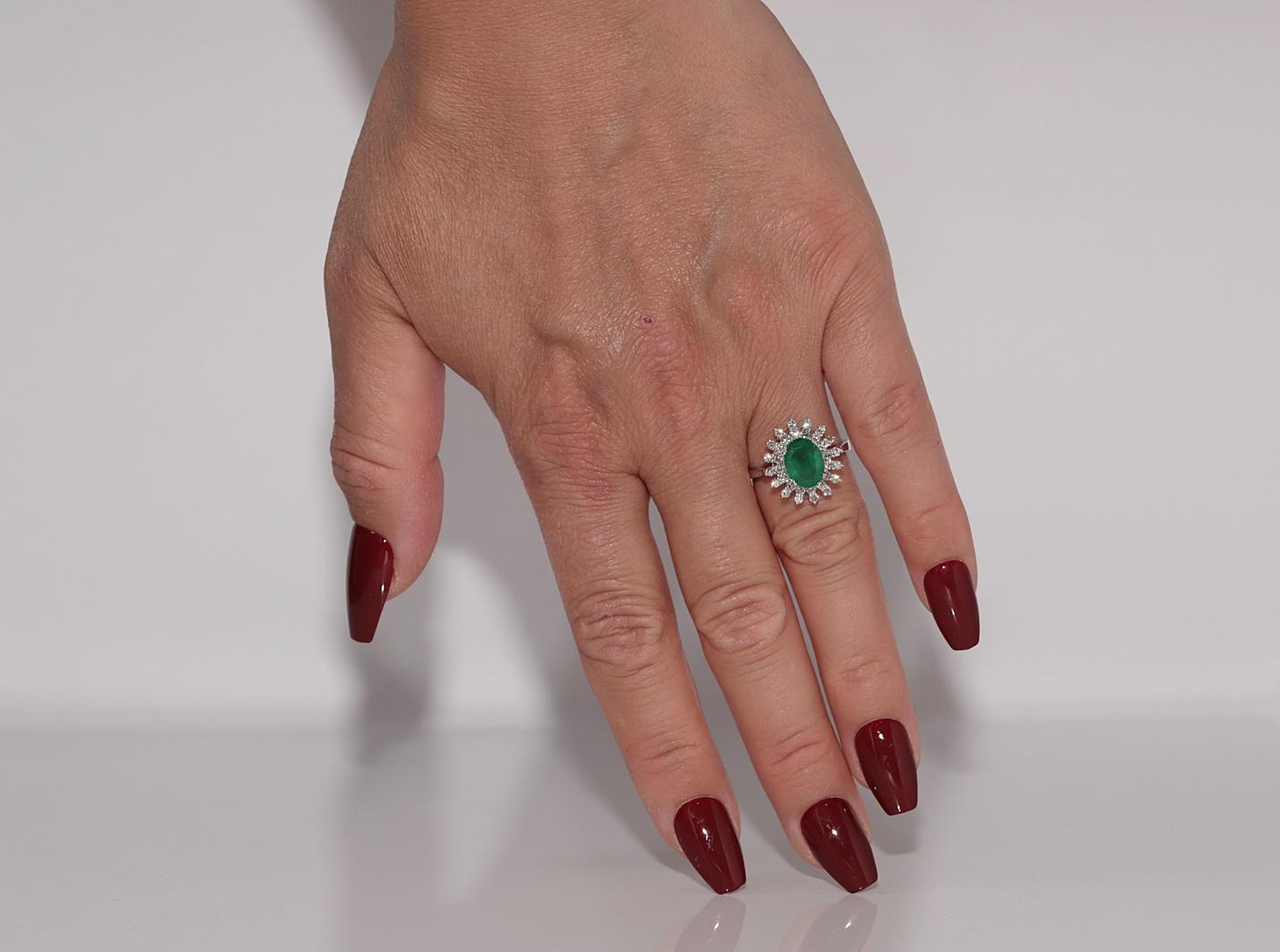 In sehr gutem Zustand.
Das Gesamtgewicht beträgt 4.8 Gramm.
Insgesamt ist Diamant 0,75 ct.
Der Diamant hat F Farbe und vvs Klarheit.
Insgesamt ist Smaragd 1,50 ct.
Ringgröße ist US 7
Wir können jede Größe herstellen.
Die Schachtel ist nicht