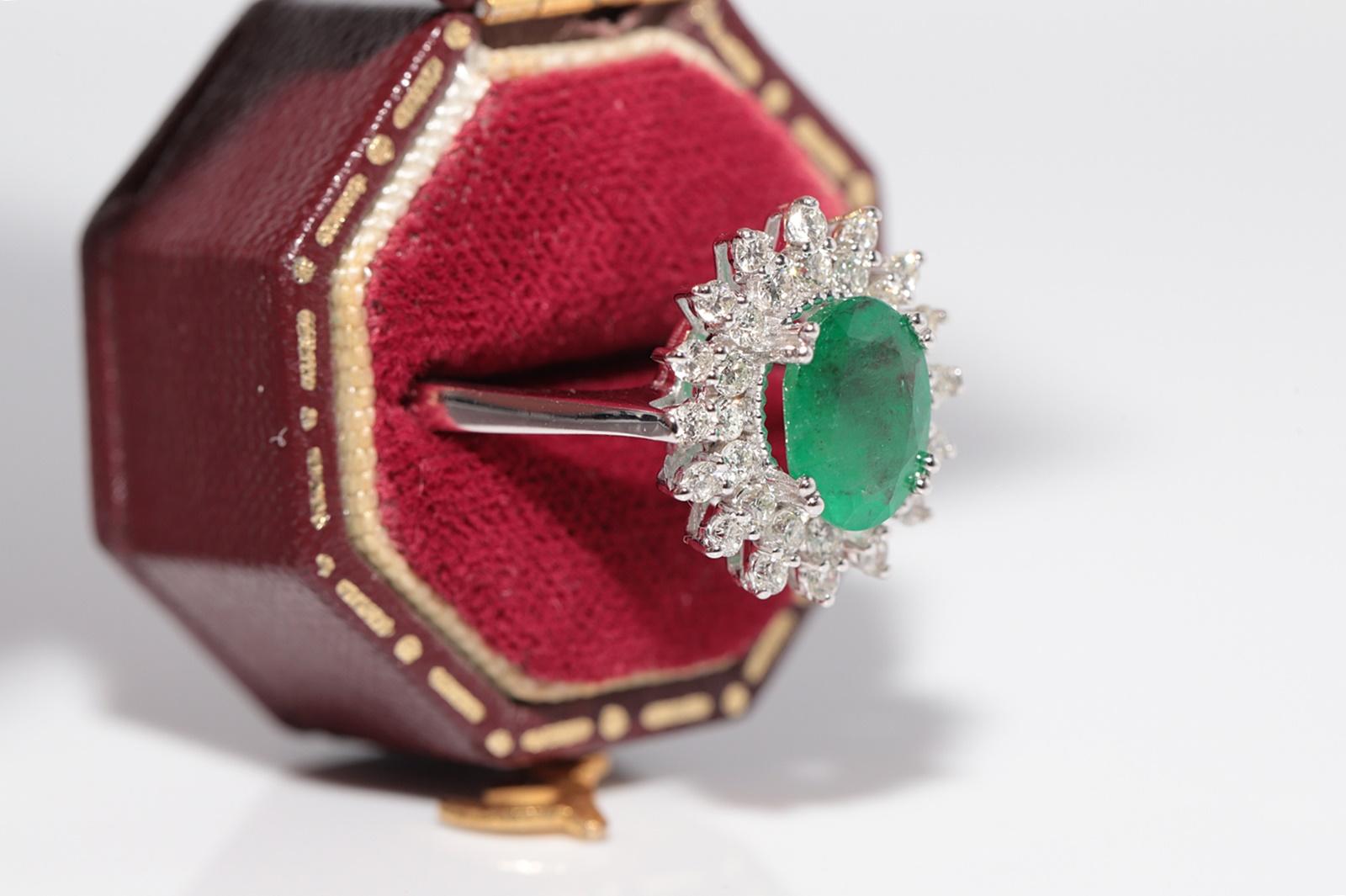 18k Gold Natürlicher Diamant und Smaragd im Ovalschliff Dekorierter Cocktailring Damen im Angebot