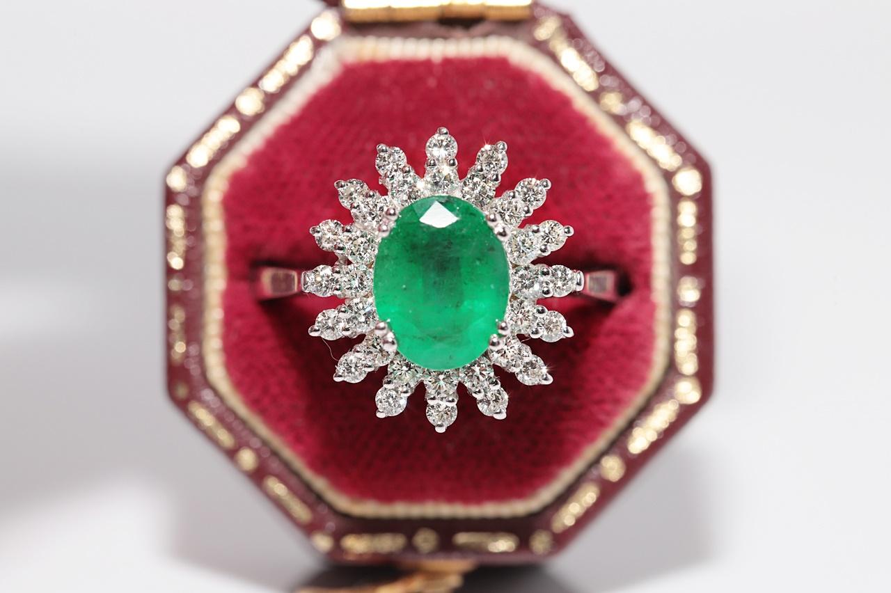 18k Gold Natürlicher Diamant und Smaragd im Ovalschliff Dekorierter Cocktailring im Angebot 1