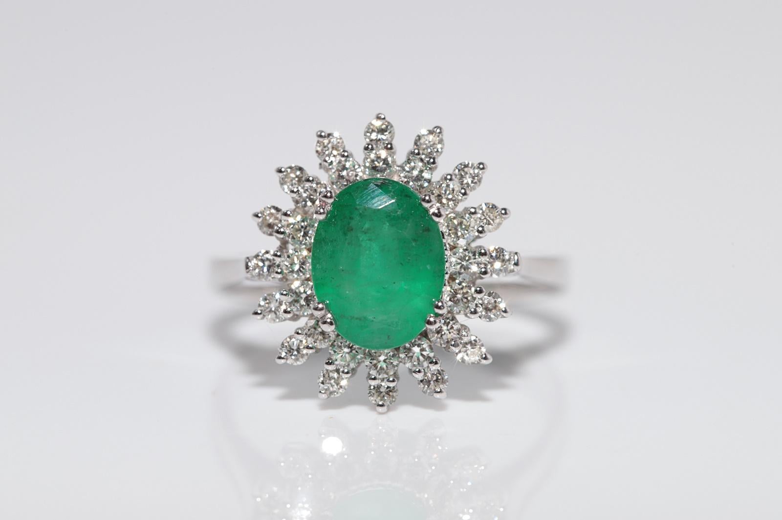 18k Gold Natürlicher Diamant und Smaragd im Ovalschliff Dekorierter Cocktailring im Angebot 2