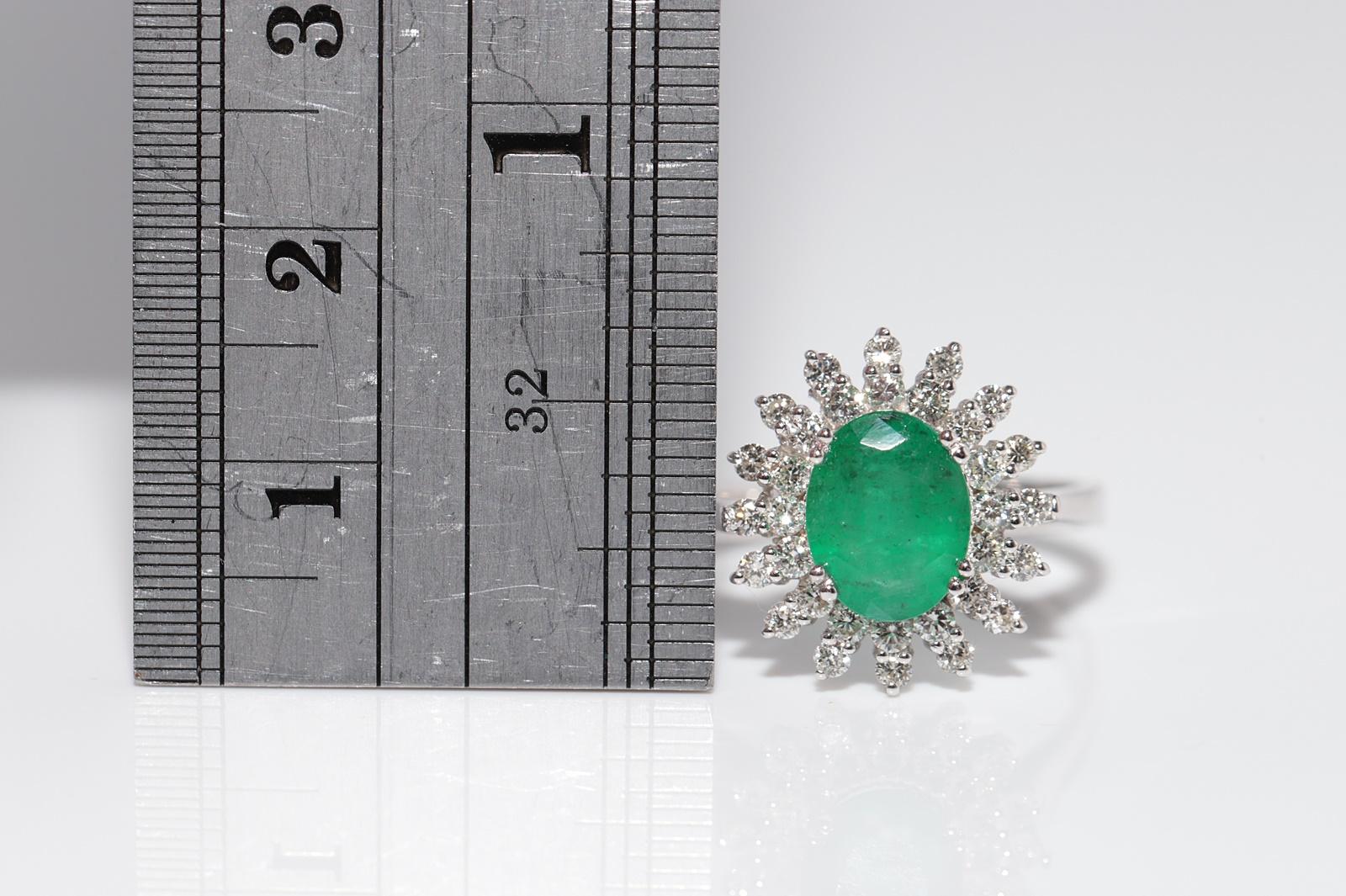 18k Gold Natürlicher Diamant und Smaragd im Ovalschliff Dekorierter Cocktailring im Angebot 3