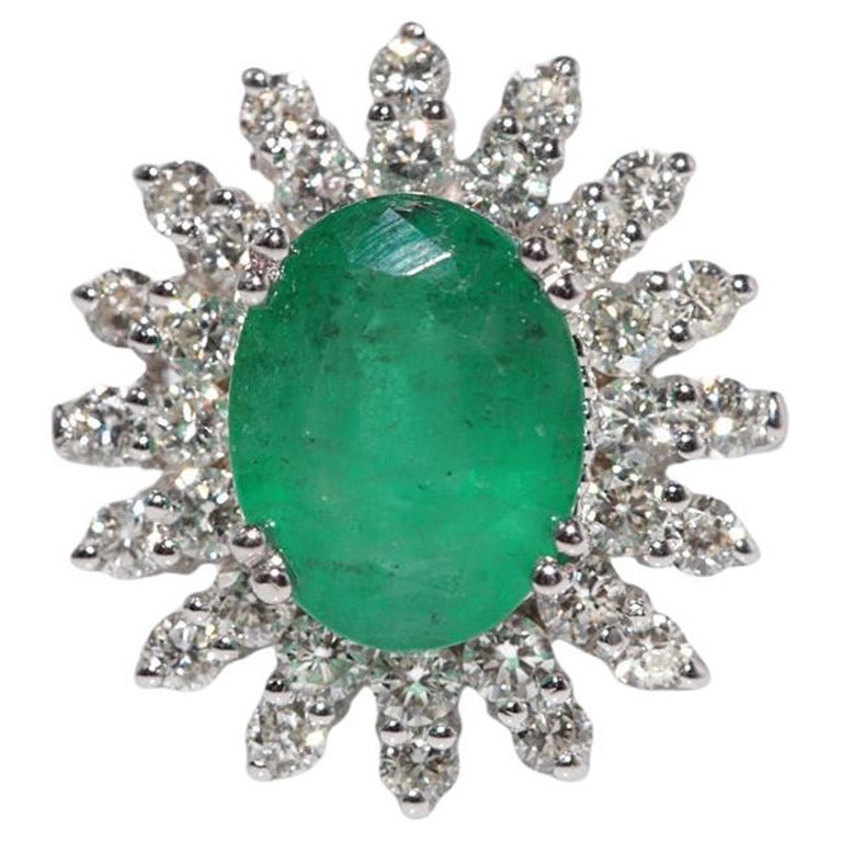 18k Gold Natürlicher Diamant und Smaragd im Ovalschliff Dekorierter Cocktailring