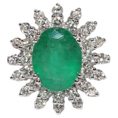 18k Gold Natürlicher Diamant und Smaragd im Ovalschliff Dekorierter Cocktailring