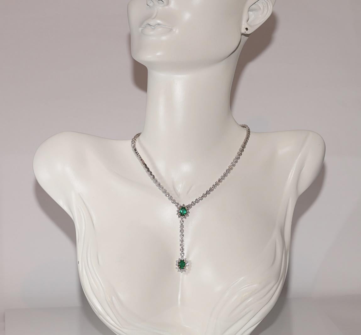 Modern 18k Gold Natural Diamond And Oval Cut Emerald Decorated Necklace For Sale