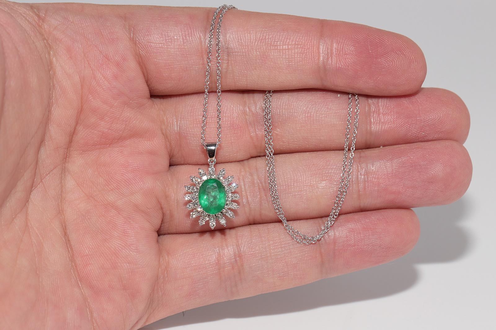 Collier pendentif en or 18k orné de diamants naturels et d'émeraudes de taille ovale en vente 5