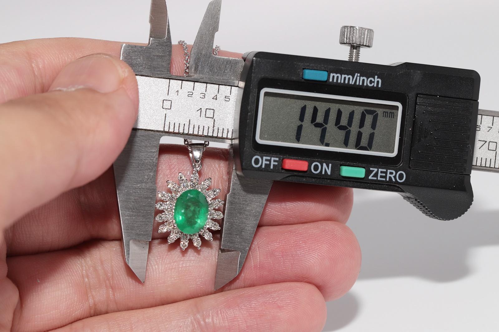 Collier pendentif en or 18k orné de diamants naturels et d'émeraudes de taille ovale en vente 6