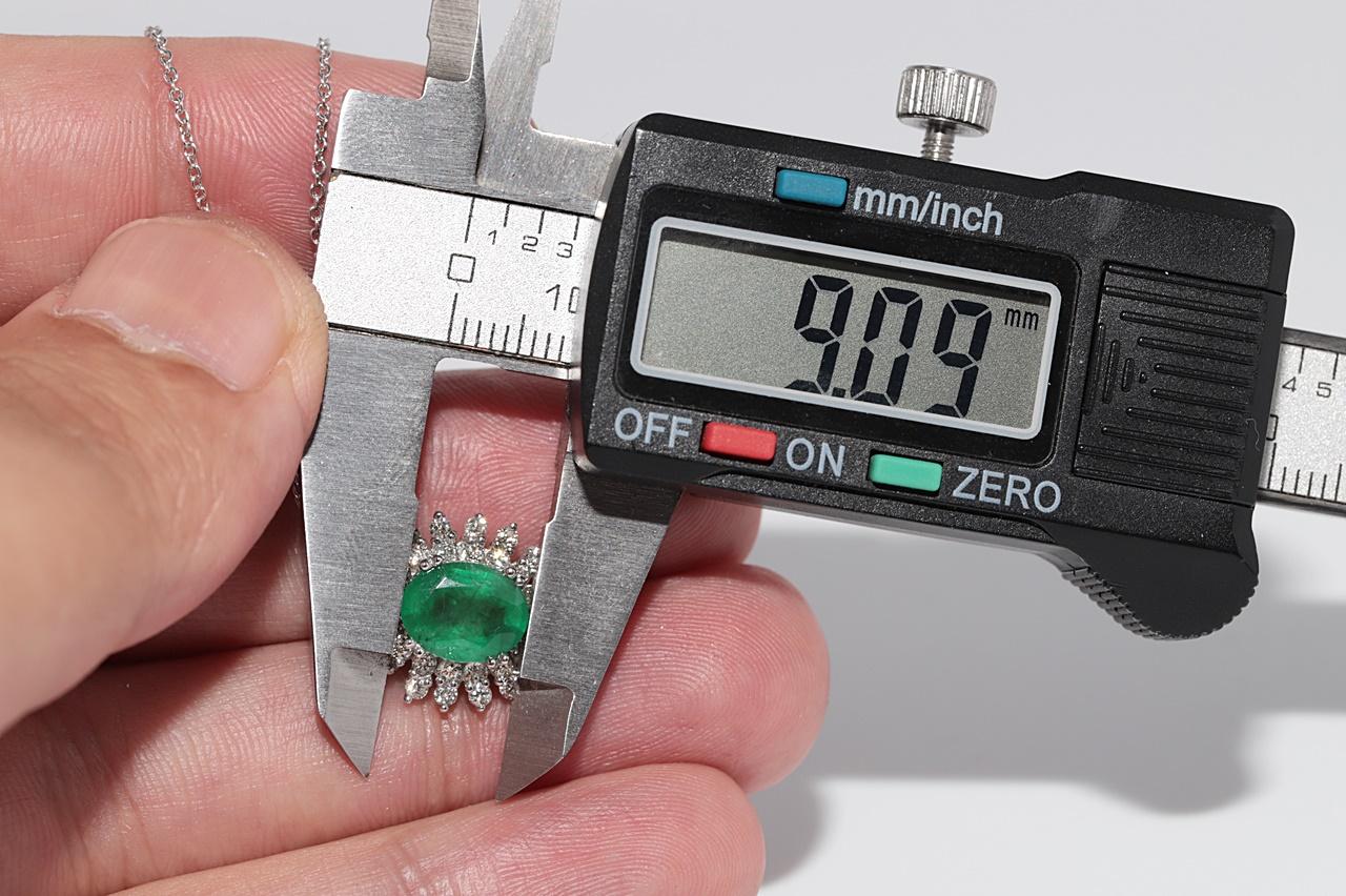 Collier pendentif en or 18k orné de diamants naturels et d'émeraudes de taille ovale en vente 7