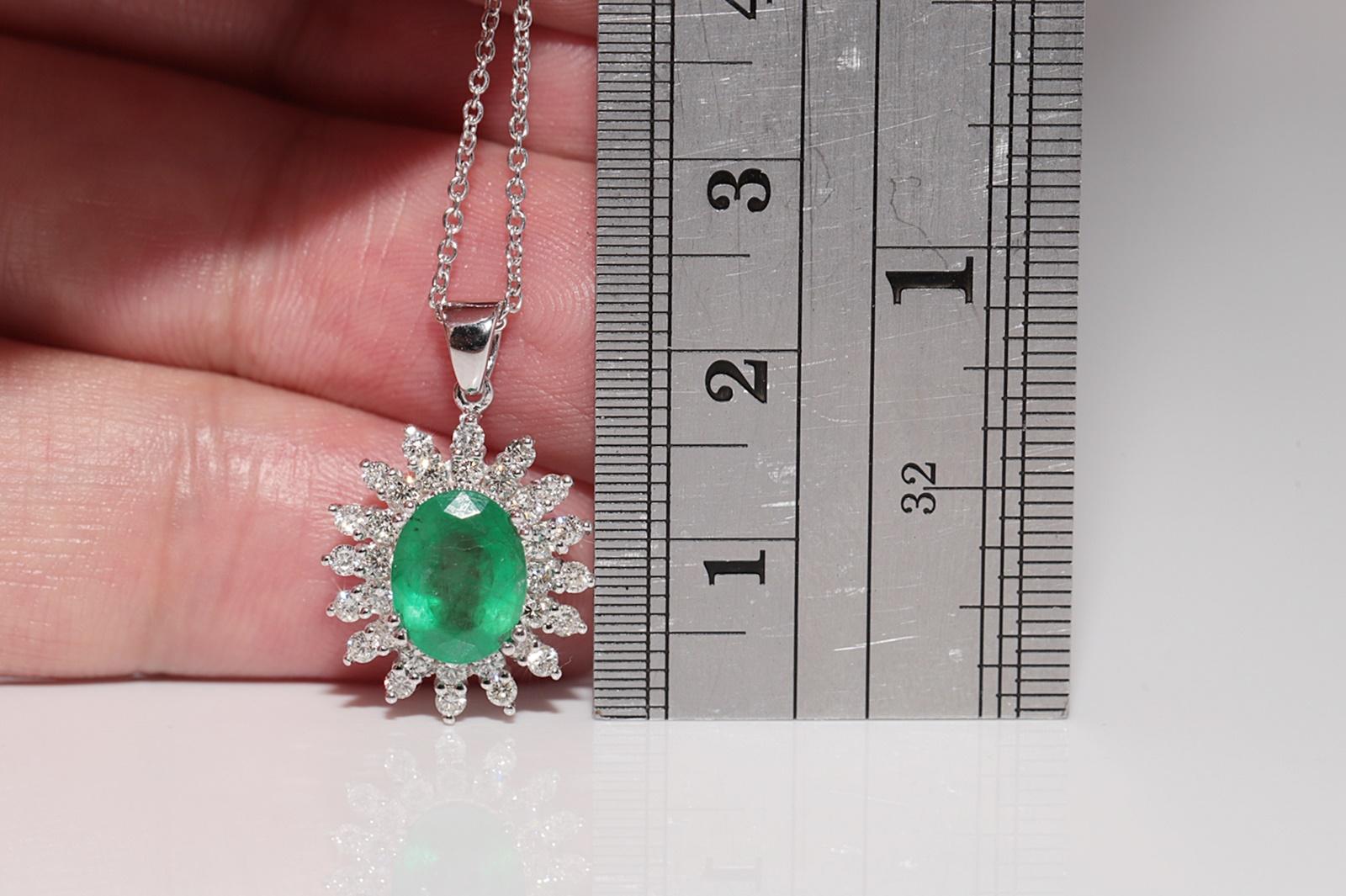 Collier pendentif en or 18k orné de diamants naturels et d'émeraudes de taille ovale en vente 10