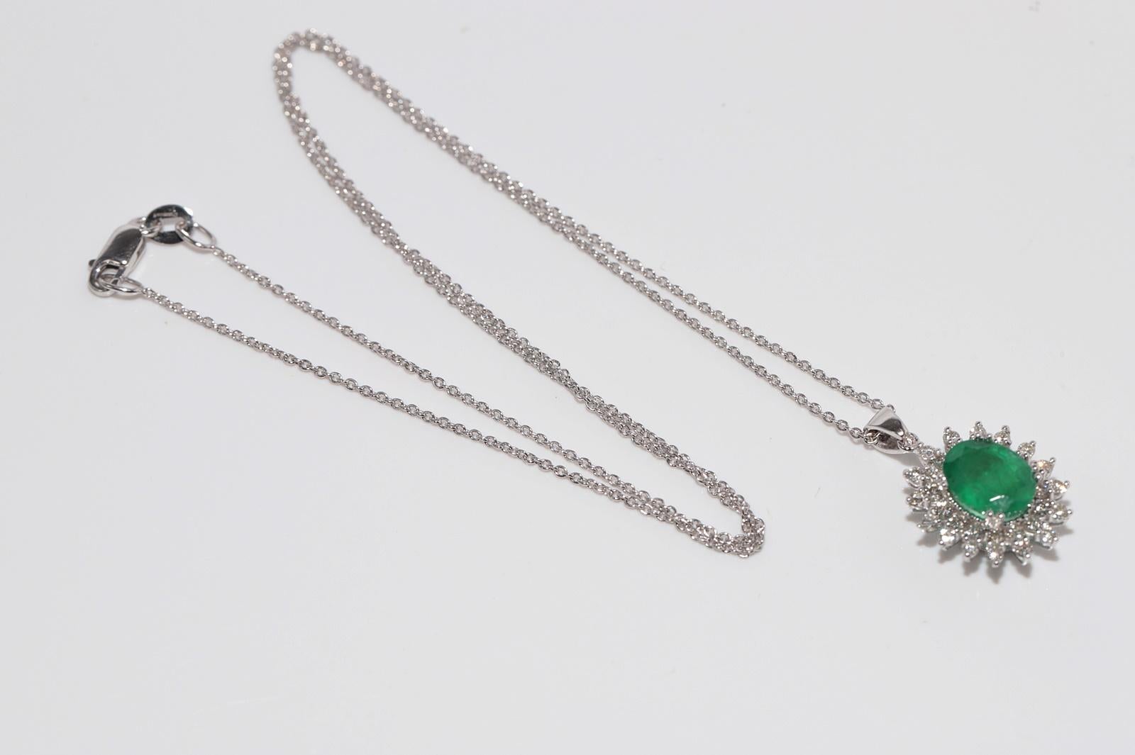 Collier pendentif en or 18k orné de diamants naturels et d'émeraudes de taille ovale en vente 11