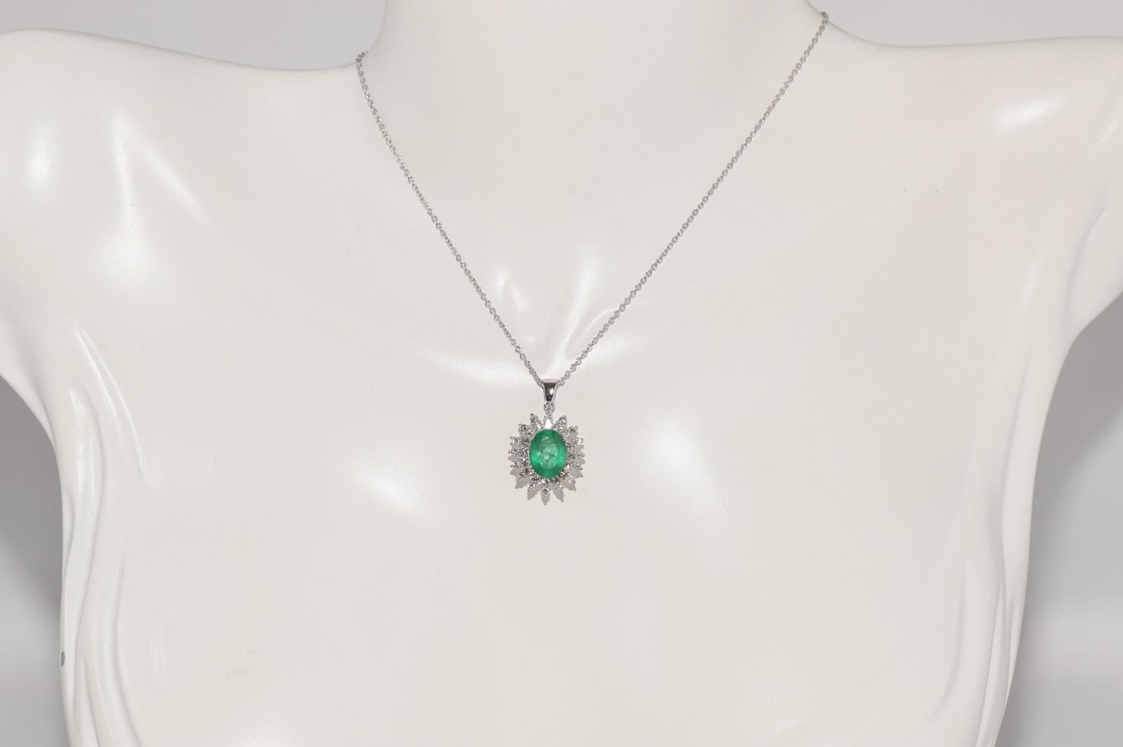 En très bon état.
Le poids total est de 4,7 grammes.
Le diamant est de 0,75 ct.
Le diamant est de couleur F et de pureté VVS.
L'émeraude est d'environ 1,50 ct.
La longueur totale de la chaîne est de 45 cm.
N'hésitez pas à nous contacter pour toute