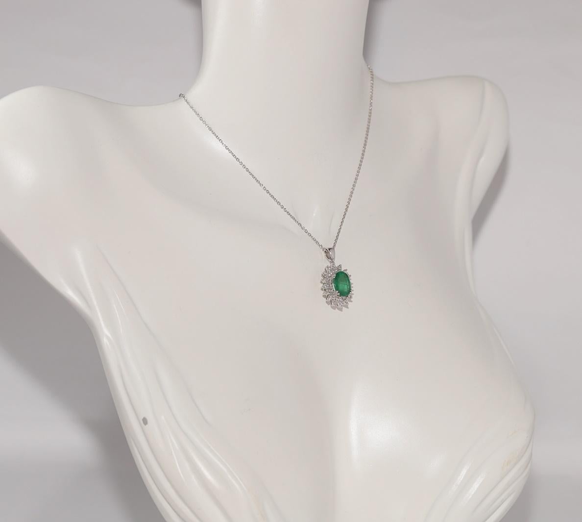 18k Gold Natural Diamond And Oval Cut Emerald Decorated Pendant Necklace (Brillantschliff) im Angebot