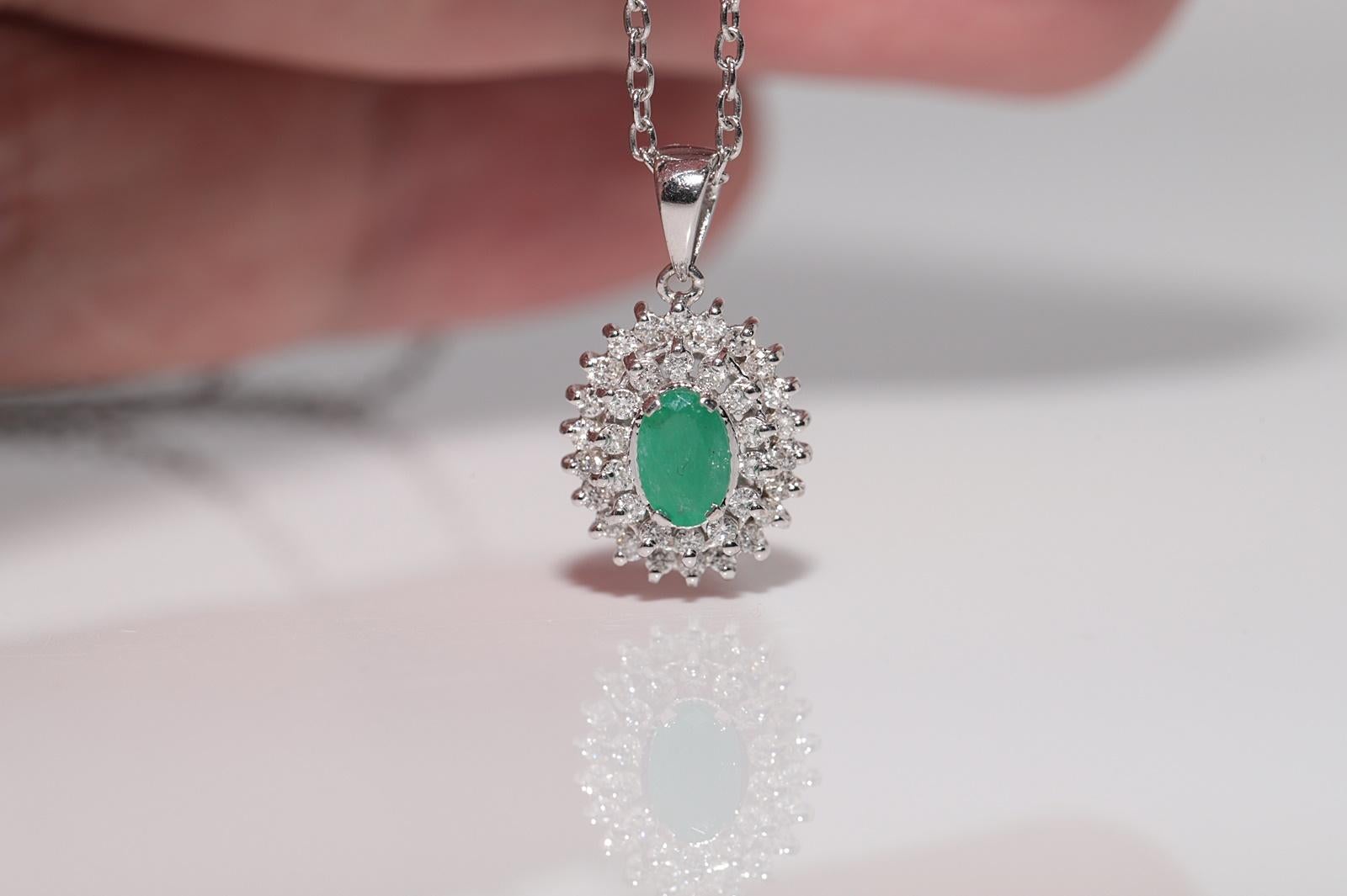Women's 18k Gold Natural Diamond And Oval Cut Emerald Decorated Pendant Necklace For Sale