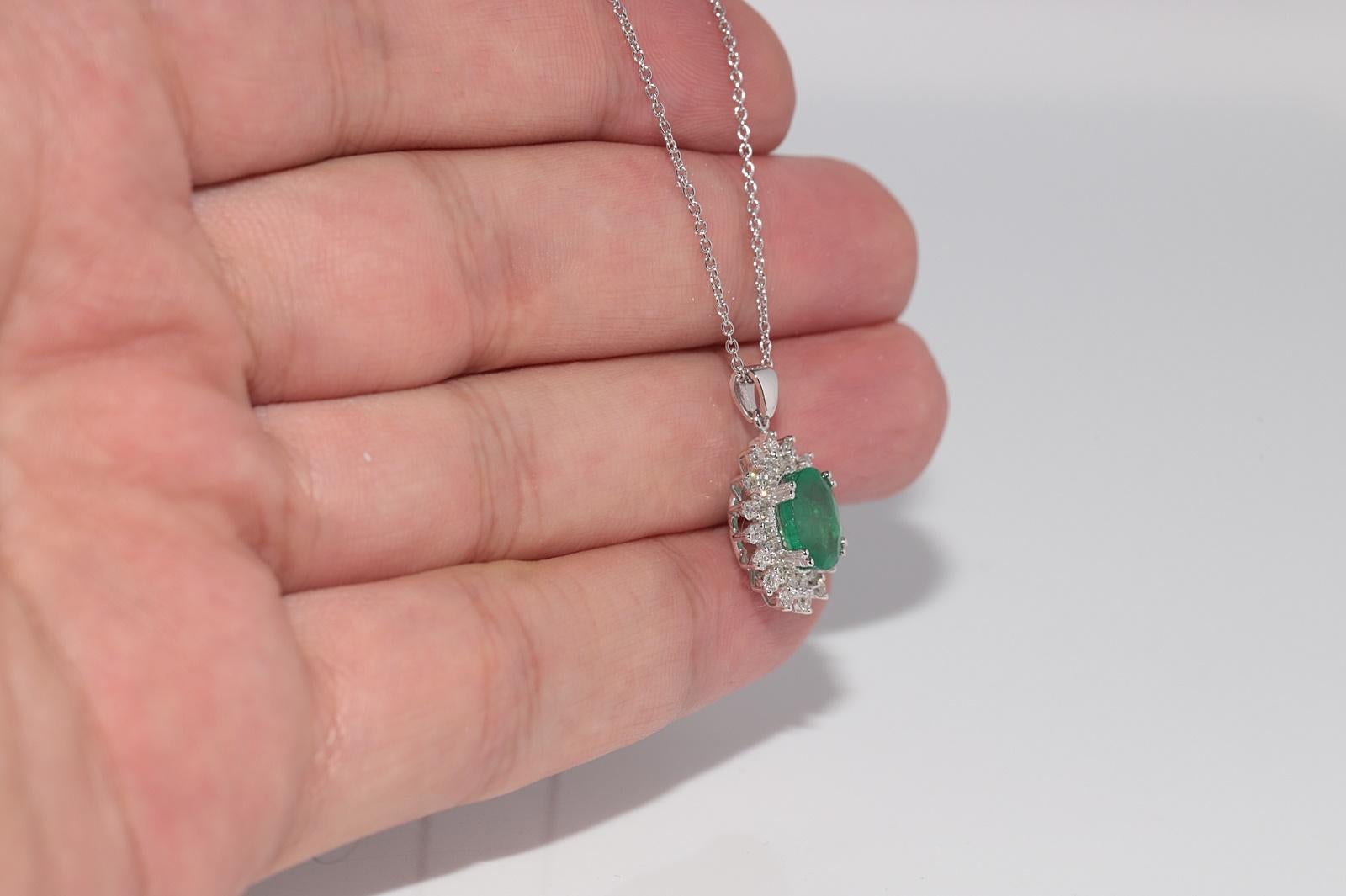 Collier pendentif en or 18k orné de diamants naturels et d'émeraudes de taille ovale en vente 1