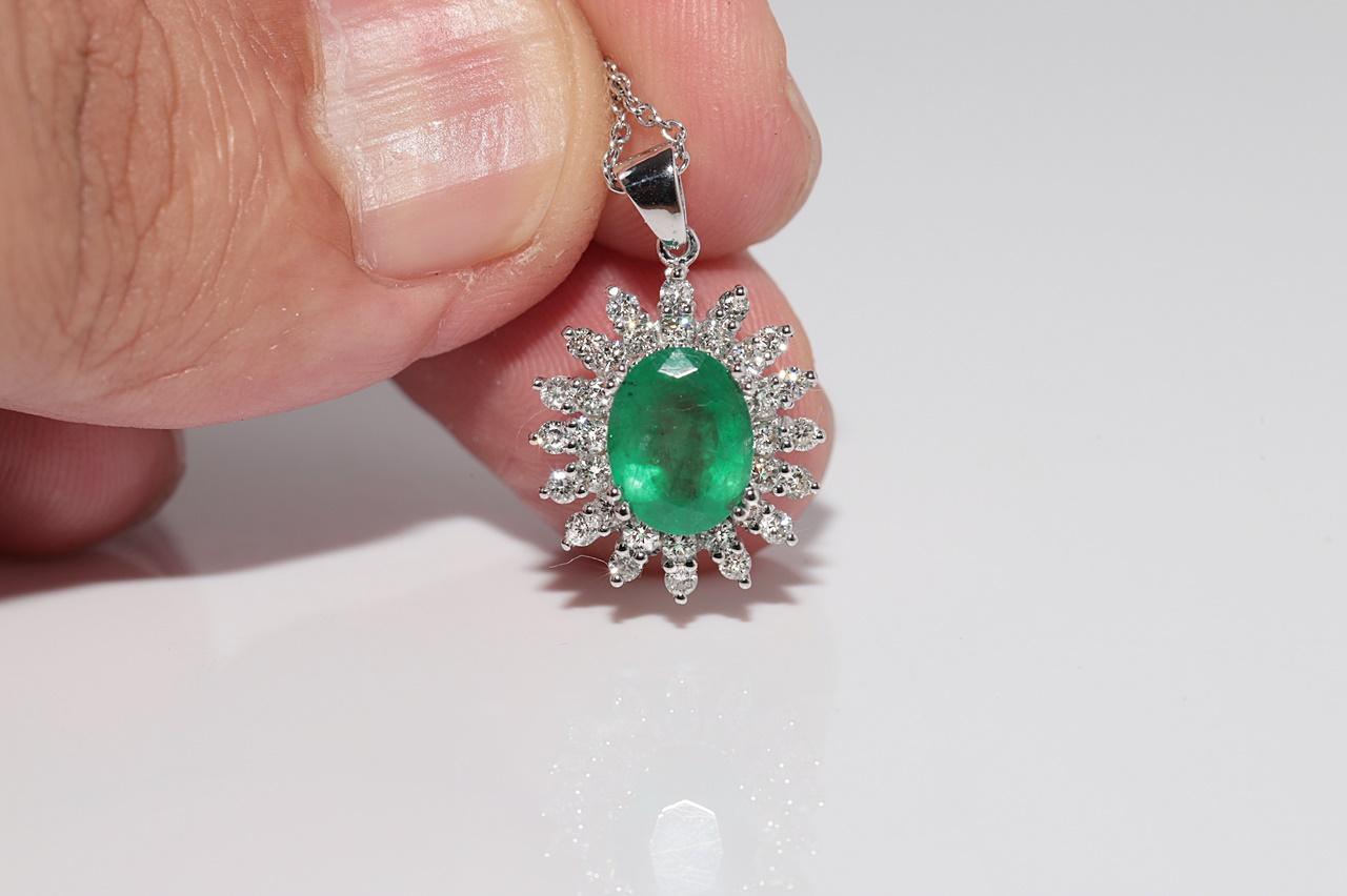 Collier pendentif en or 18k orné de diamants naturels et d'émeraudes de taille ovale en vente 2
