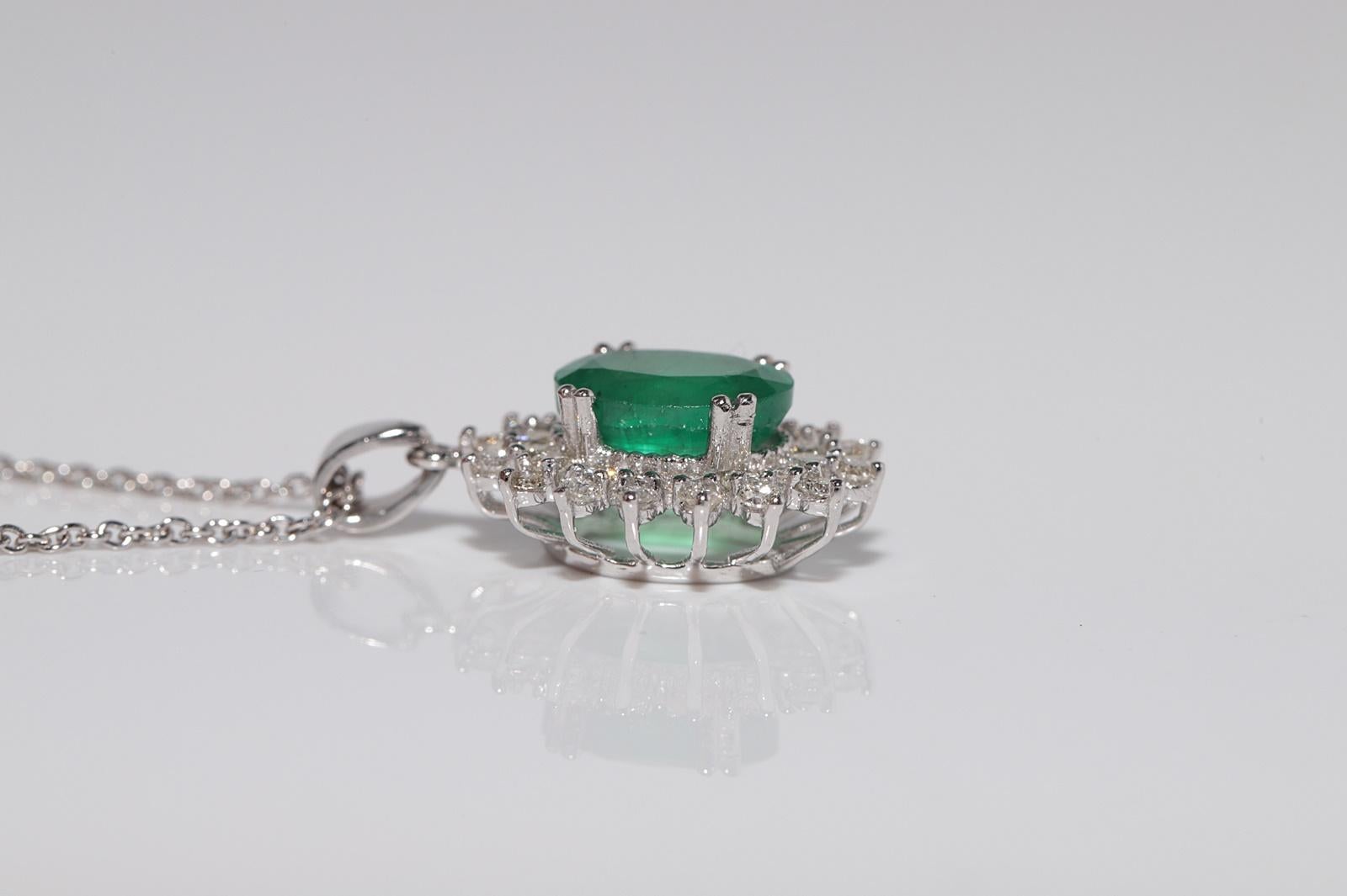 Collier pendentif en or 18k orné de diamants naturels et d'émeraudes de taille ovale en vente 3