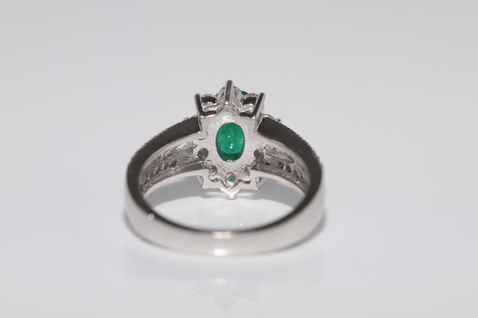 Anillo de Oro de 18 K Decorado con Diamantes Naturales y Esmeraldas de Corte Ovalado en venta 4