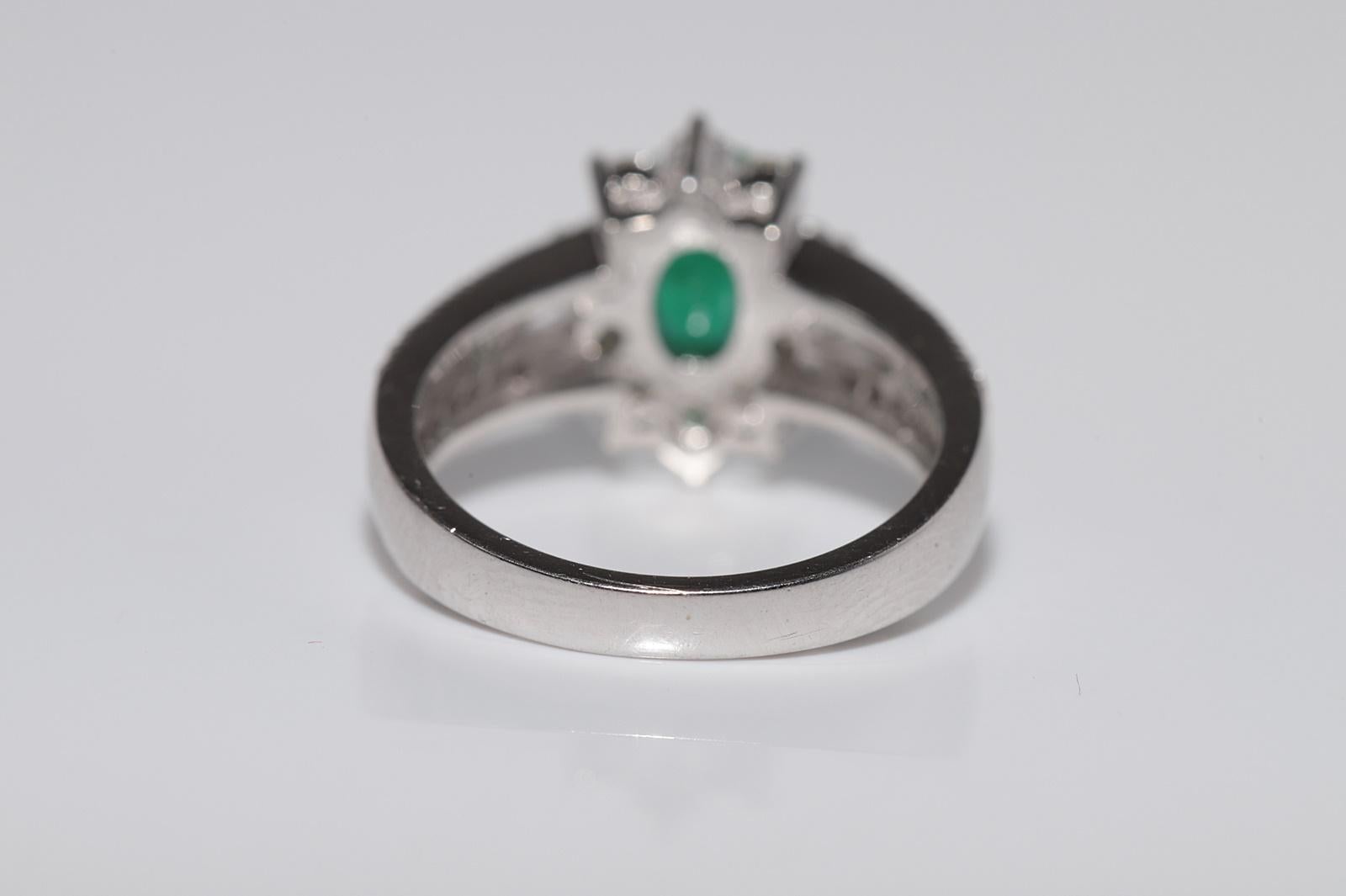 Anillo de Oro de 18 K Decorado con Diamantes Naturales y Esmeraldas de Corte Ovalado en venta 5