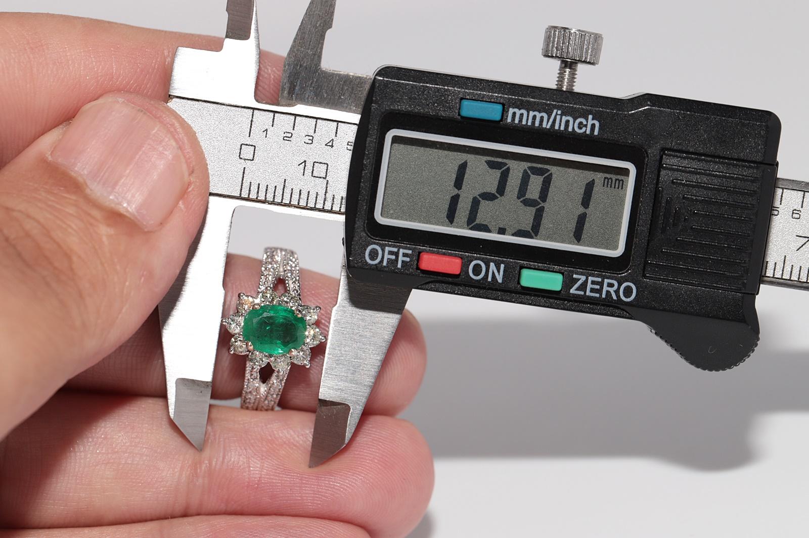 Anillo de Oro de 18 K Decorado con Diamantes Naturales y Esmeraldas de Corte Ovalado en venta 8