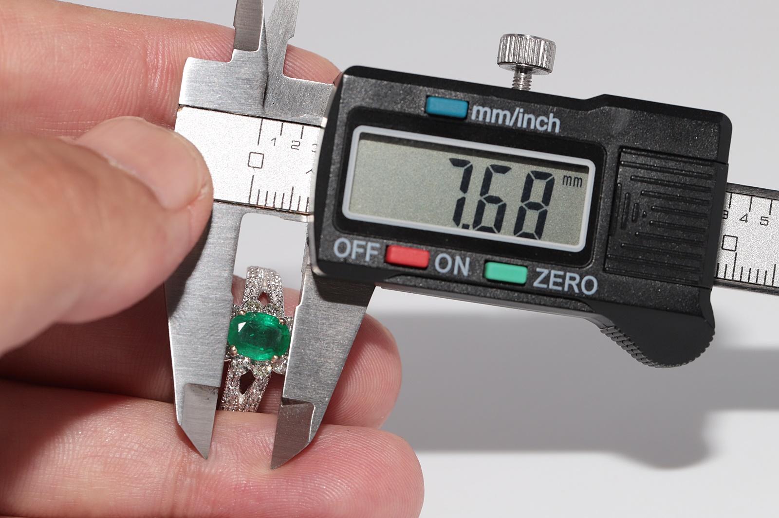 Anillo de Oro de 18 K Decorado con Diamantes Naturales y Esmeraldas de Corte Ovalado en venta 9