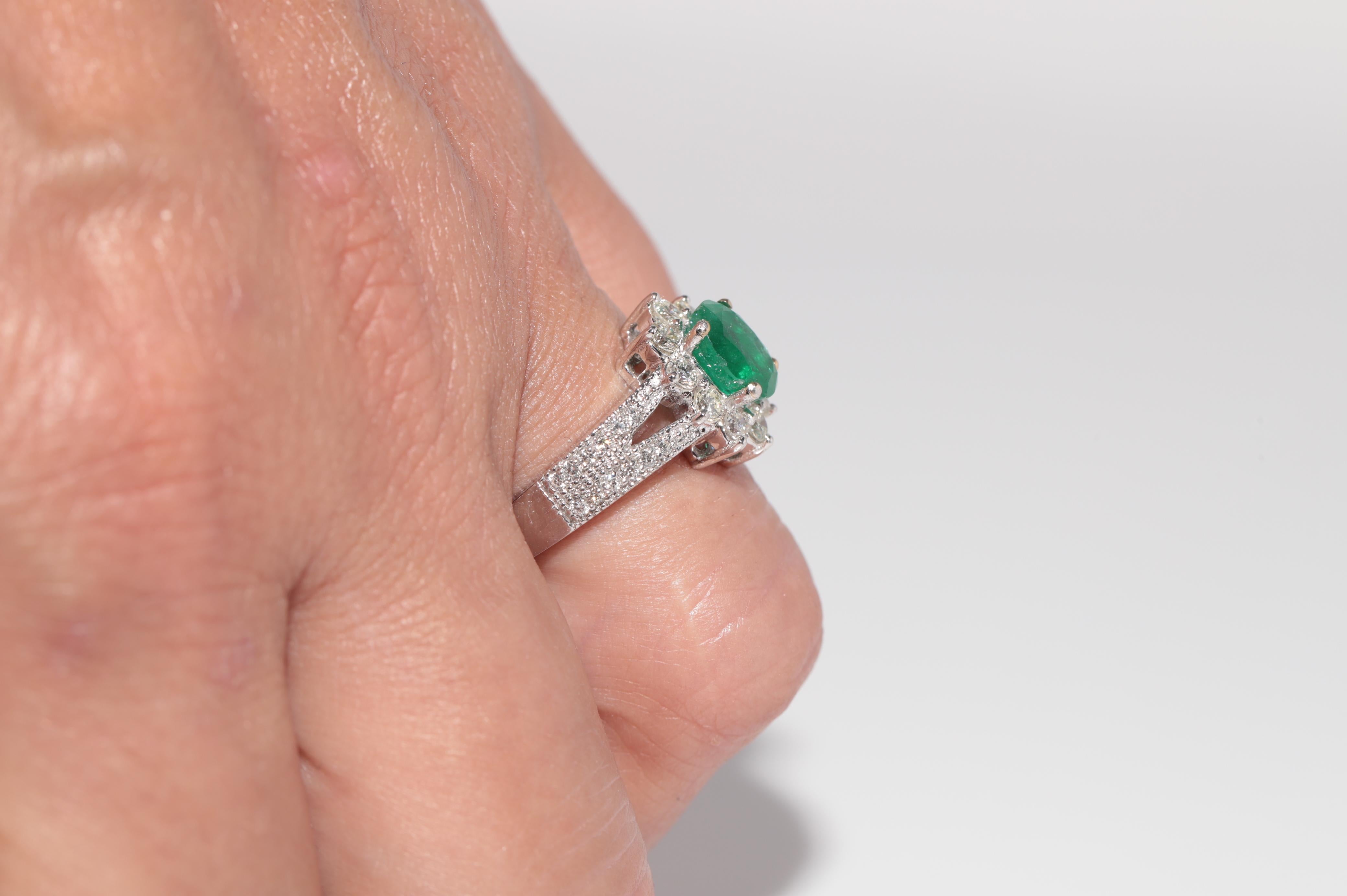 Anillo de Oro de 18 K Decorado con Diamantes Naturales y Esmeraldas de Corte Ovalado en venta 10